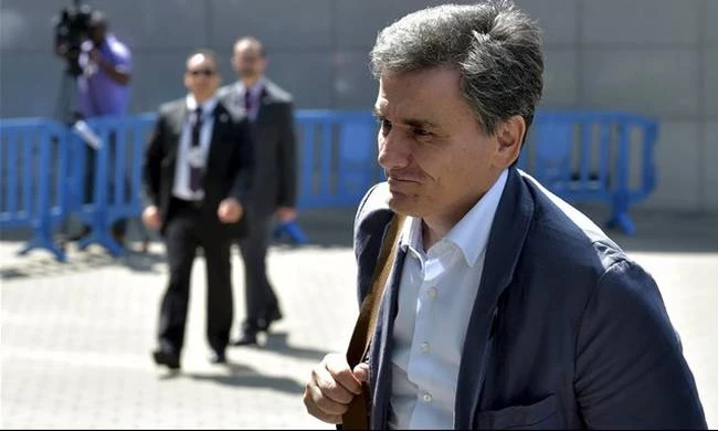 Το… δισάκι του στον ώμο πήρε ο Τσακαλώτος!- Βρίσκεται από χτες στο Παρίσι